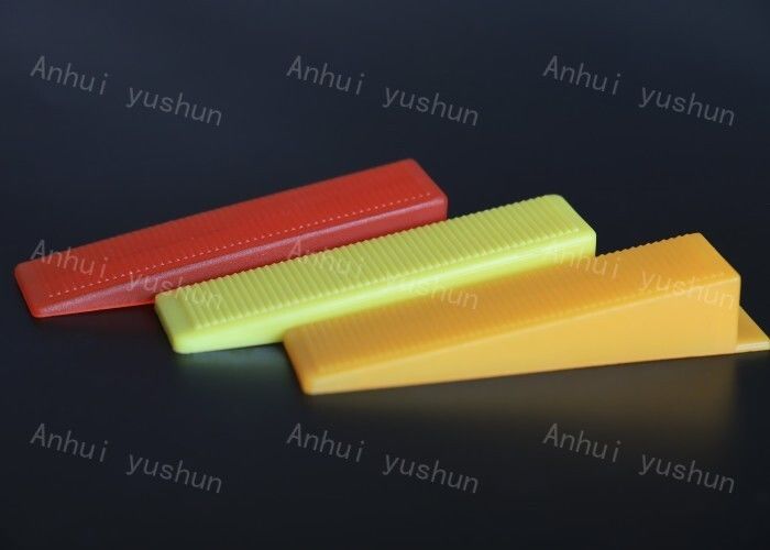 Los accesorios del sistema de nivelación de baldosas de piso de todos los colores se usan con clips y cuñas para el piso
