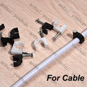 Clip de cable de plástico fácil de instalar para uso en interiores y exteriores con características y beneficios